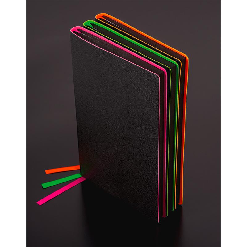 Блокнот Brunnen Premium Neon, точка, 90 гр/м2, 12.5 x 19.5 см, 96 листов, розовая окантовка, черный Черный