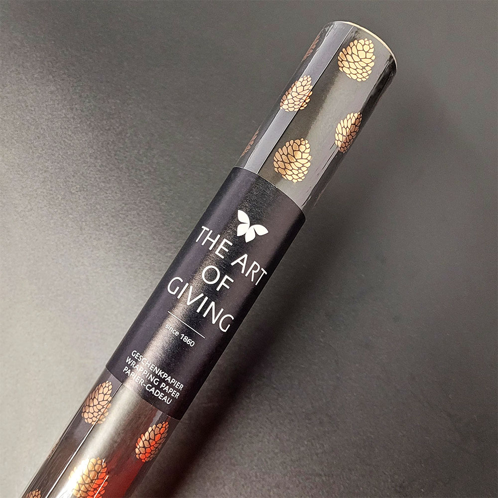 Бумага упаковочная для подарков рулон Stewo Saga, 0.7 x 1.5 м, черный Шишки-2